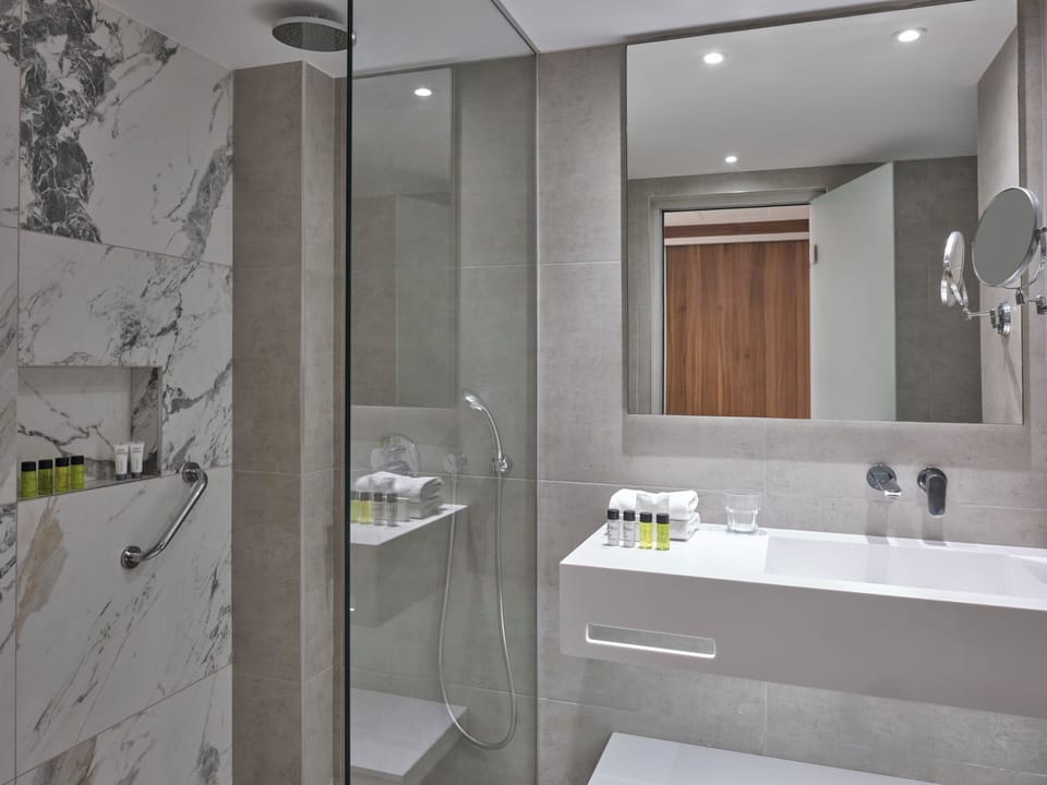 Shower, hydromassage showerhead, free toiletries, hair dryer