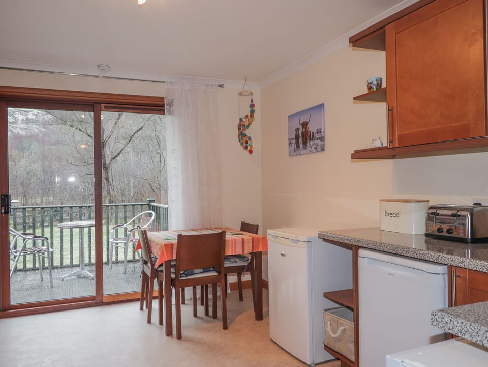 Cottage | Private kitchen | Fridge, electric kettle, toaster, cookware/dishes/utensils