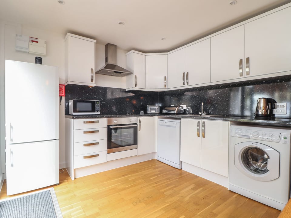 Cottage | Private kitchen | Fridge, microwave, dishwasher, electric kettle