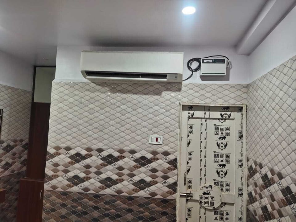Deluxe Double Room | Living area | 21-inch LED TV with digital channels, TV
