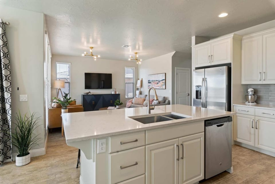 Townhome, 4 Bedrooms | Private kitchen | Fridge, oven, coffee/tea maker, toaster