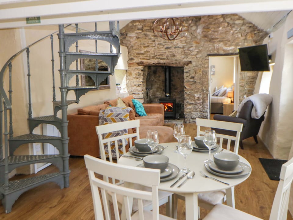 Cottage | Dining