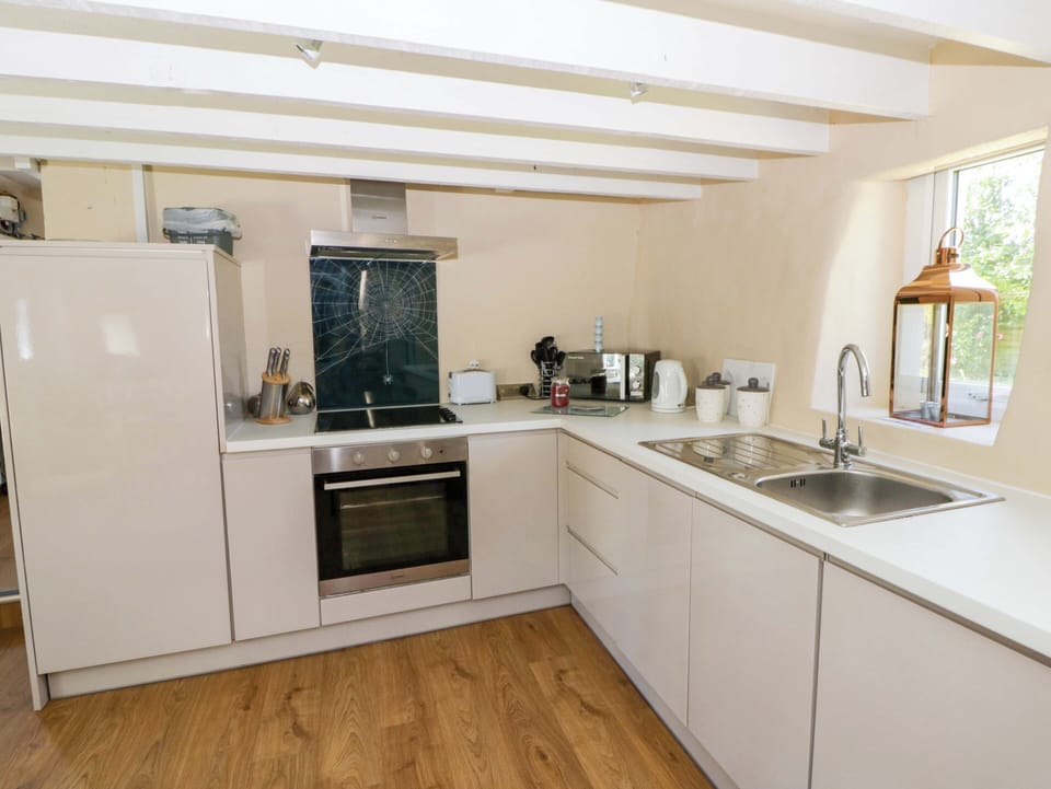Cottage | Private kitchen | Fridge, dishwasher, electric kettle, toaster