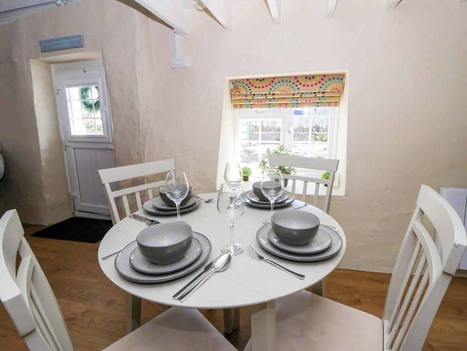 Cottage | Dining