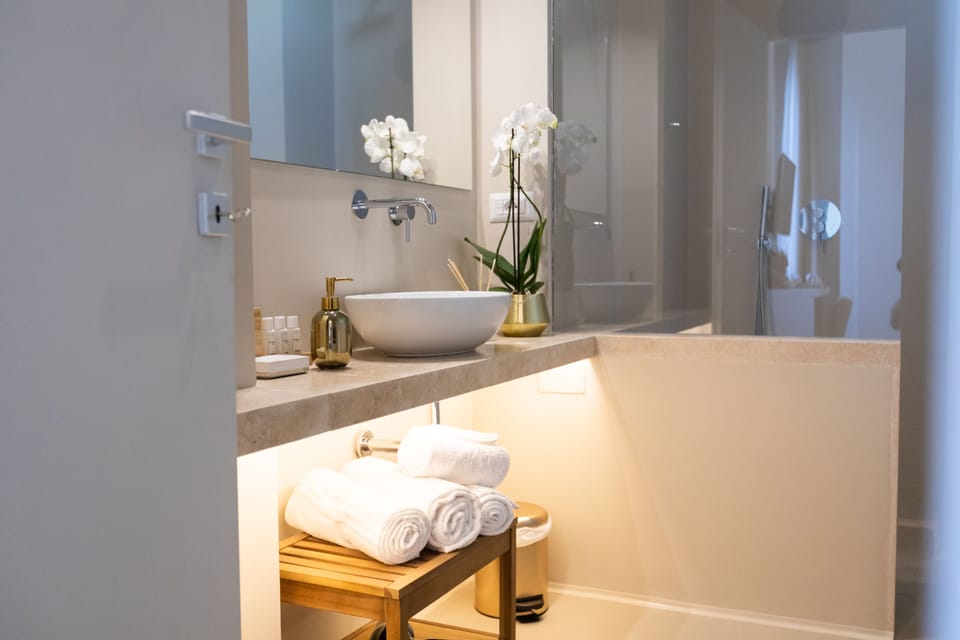Superior Room, 1 Queen Bed, Courtyard View | Bathroom | Shower, rainfall showerhead, designer toiletries, hair dryer