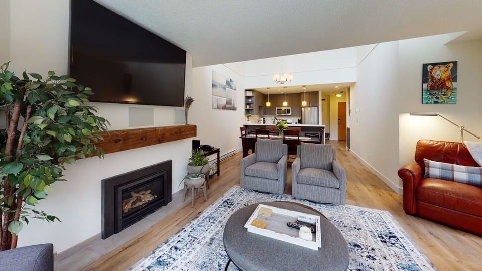 Condo | Living area | 40-inch flat-screen TV with satellite channels, TV