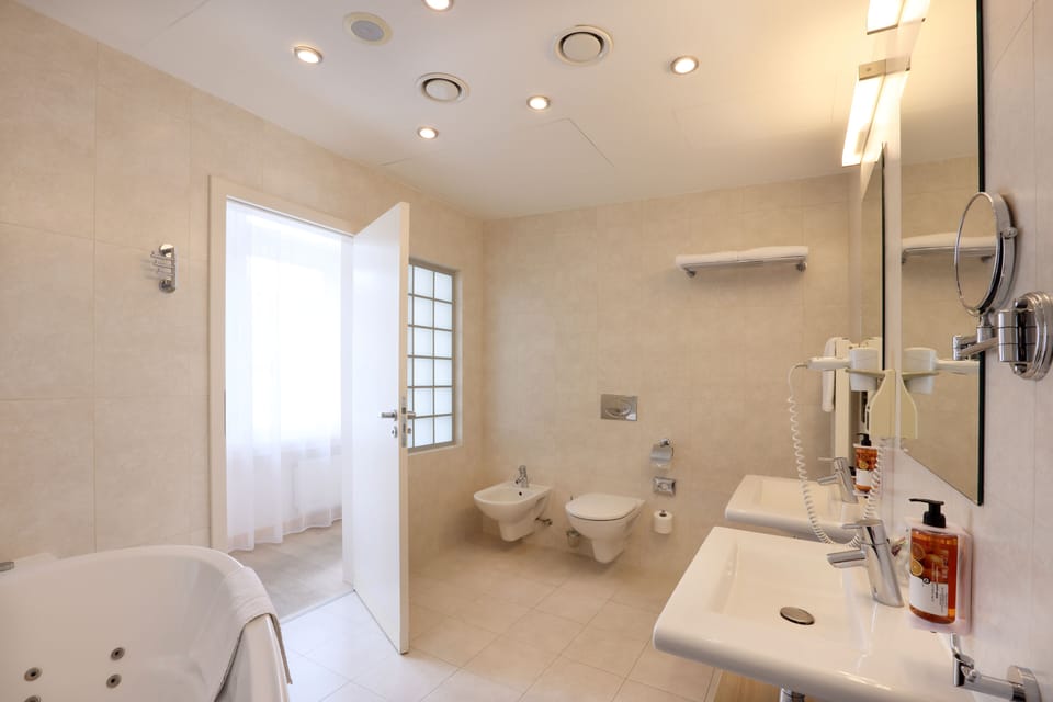 Superior Suite, Terrace | Bathroom | Free toiletries, hair dryer, towels, soap