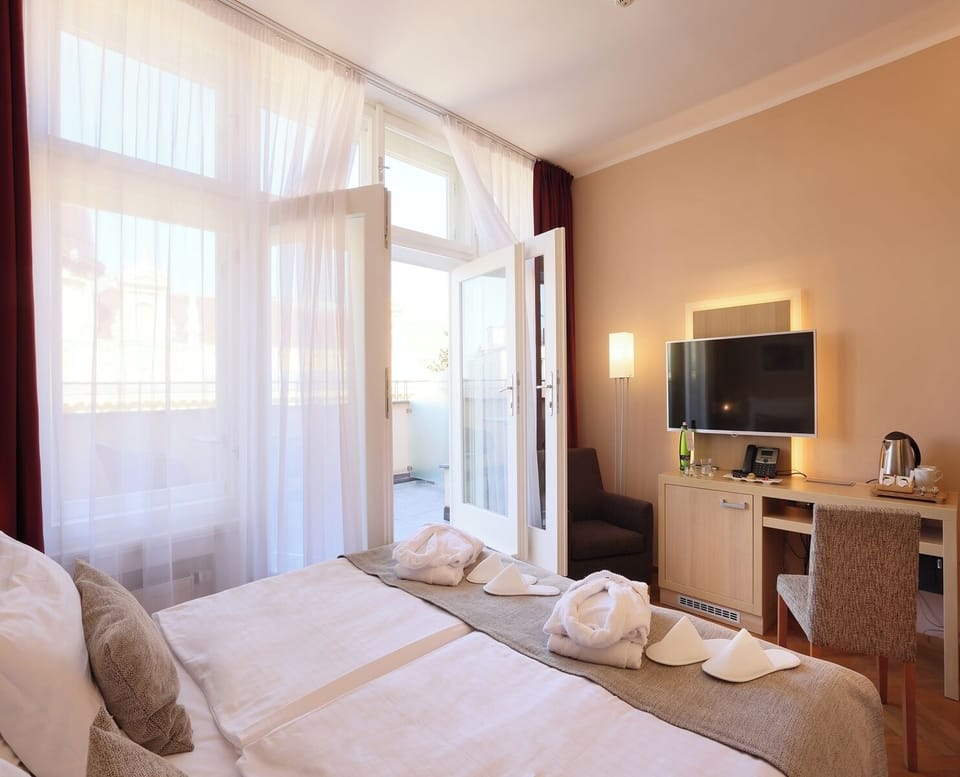 Superior Room, Terrace | Hypo-allergenic bedding, minibar, in-room safe, desk