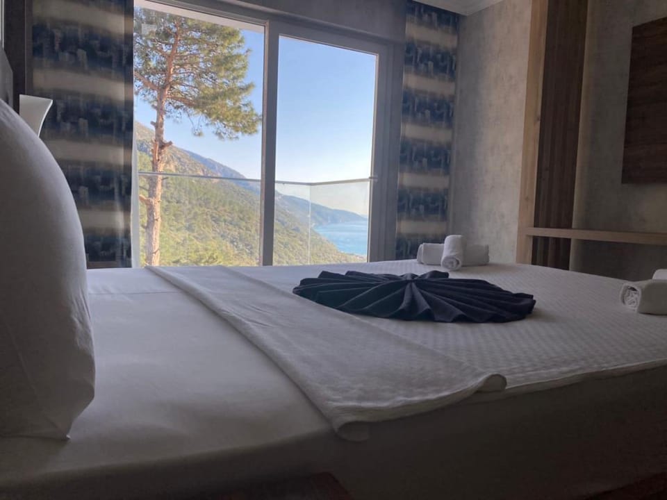 Standard Room with Sea View | Free minibar items, in-room safe, desk, laptop workspace