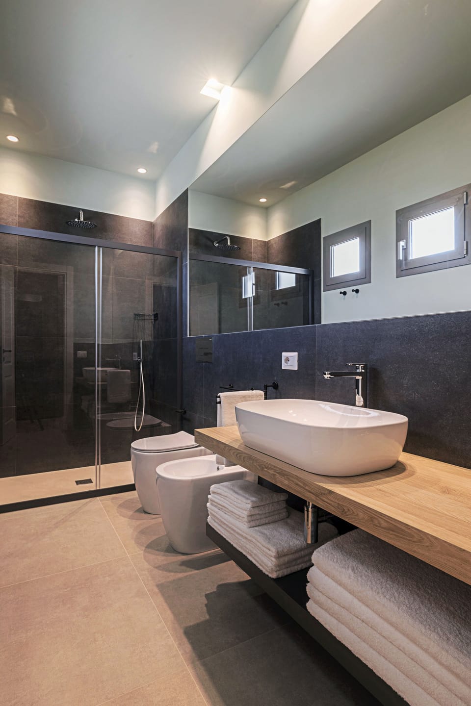 Shower, rainfall showerhead, free toiletries, hair dryer