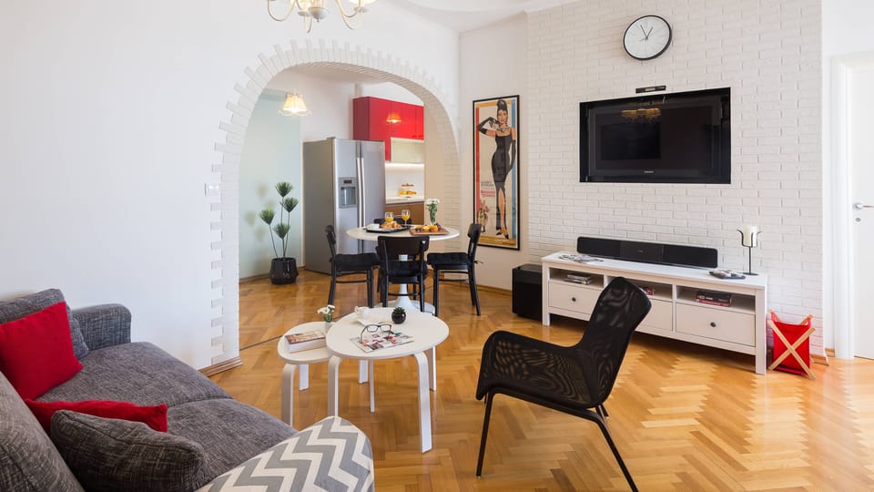 Apartment | Living area | 127-cm TV with cable channels