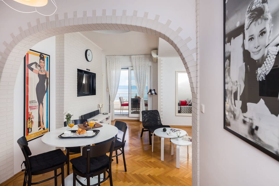 Apartment | Living area | 127-cm TV with cable channels