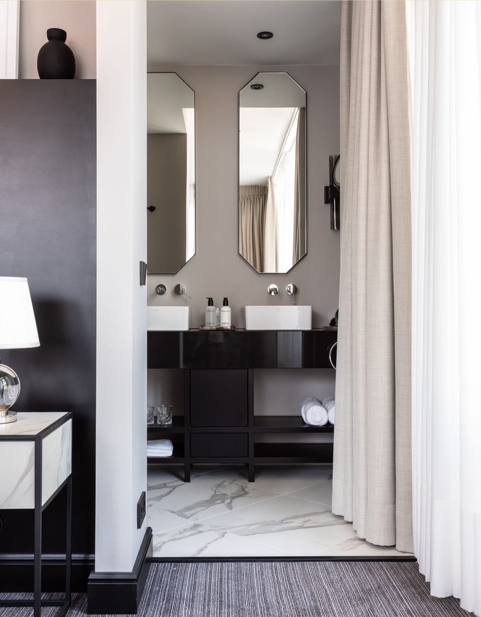 Luxury Double Room | Bathroom | Rainfall showerhead, free toiletries, hair dryer, towels