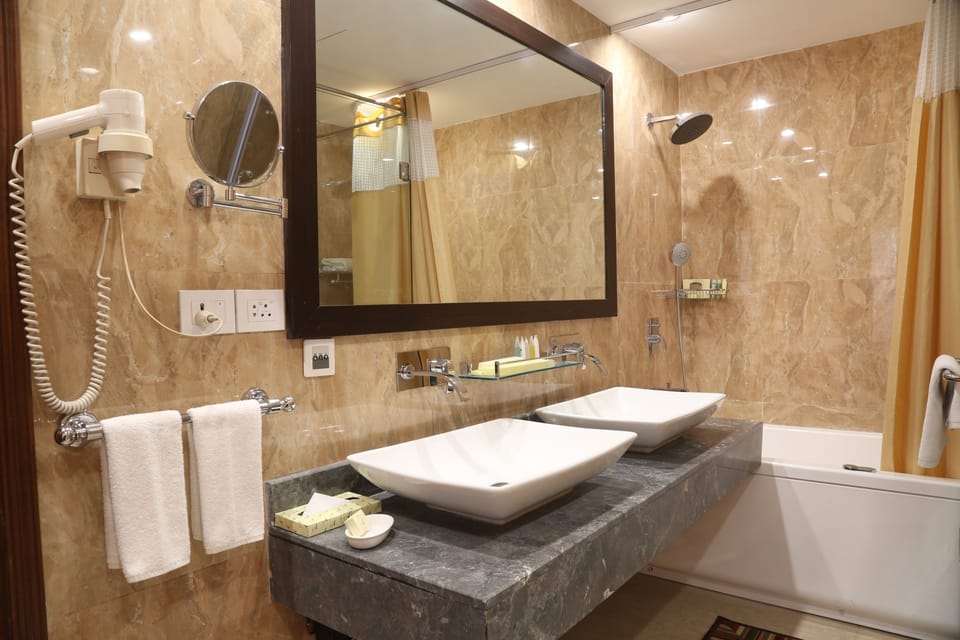 Combined shower/tub, rainfall showerhead, designer toiletries