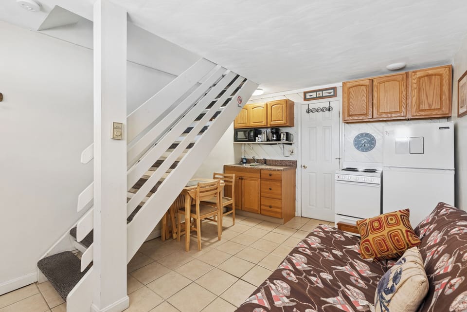 Family Townhome | 2 bedrooms, individually decorated, individually furnished, desk