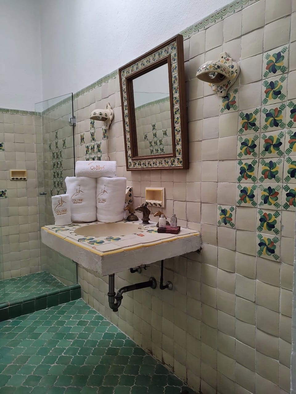 Luxury Room | Bathroom | Rainfall showerhead, free toiletries, bathrobes, towels