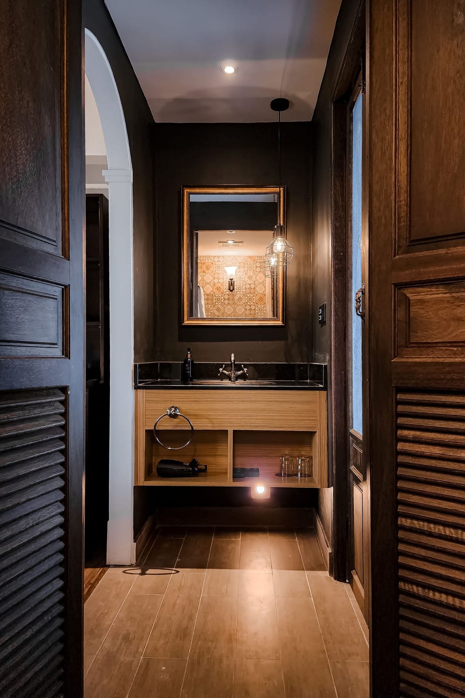 Shower, rainfall showerhead, free toiletries, hair dryer