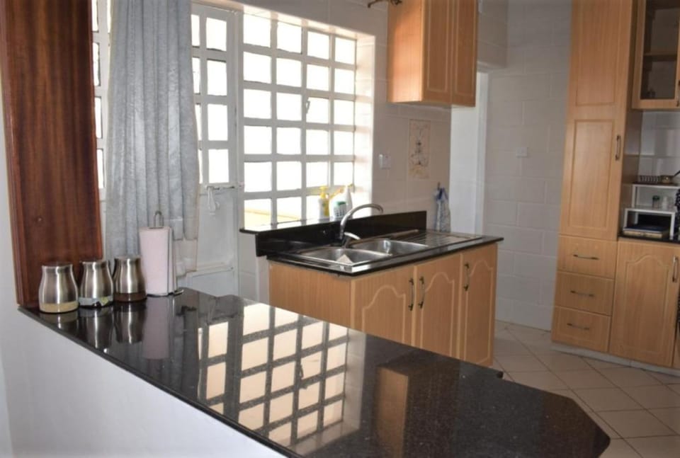 House, 3 Bedrooms | Shared kitchen | Microwave, electric kettle