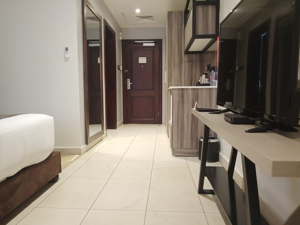 Standard Room | In-room safe, desk, laptop workspace, blackout drapes