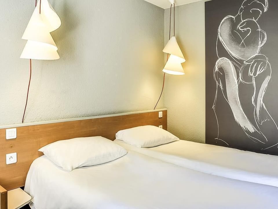 Standard Room, 2 Twin Beds | Premium bedding, in-room safe, desk, laptop workspace