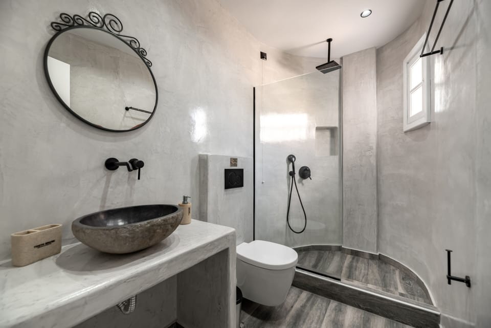 Superior Double Room | Bathroom | Shower, free toiletries, hair dryer, slippers
