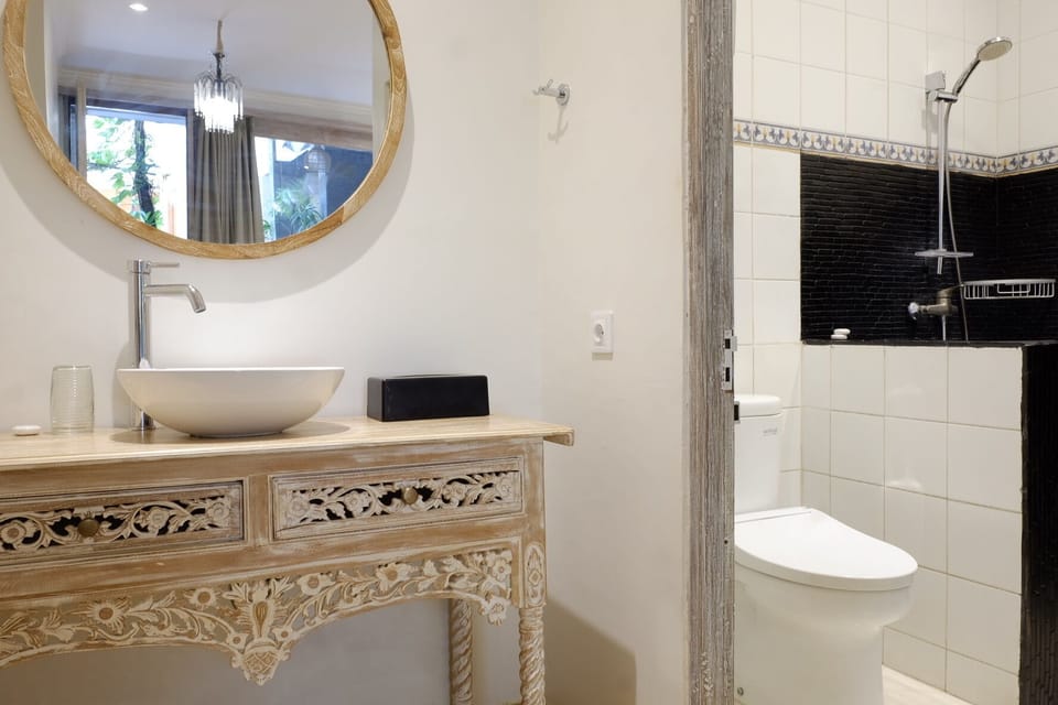 Deluxe Pool Side | Bathroom | Shower, hair dryer, towels