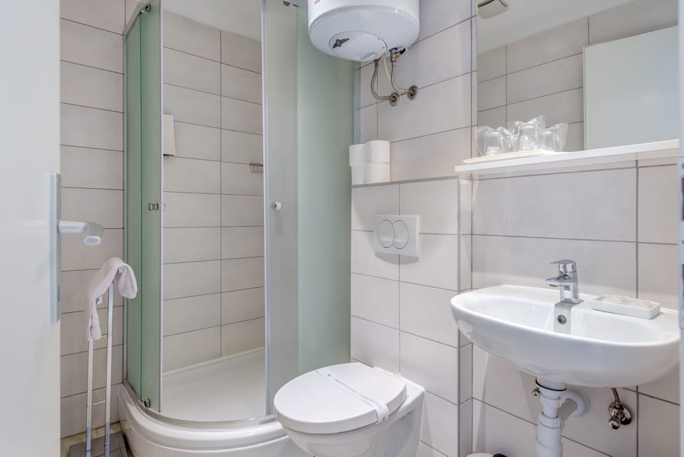 Standard Double Room | Bathroom | Shower, free toiletries, hair dryer, towels