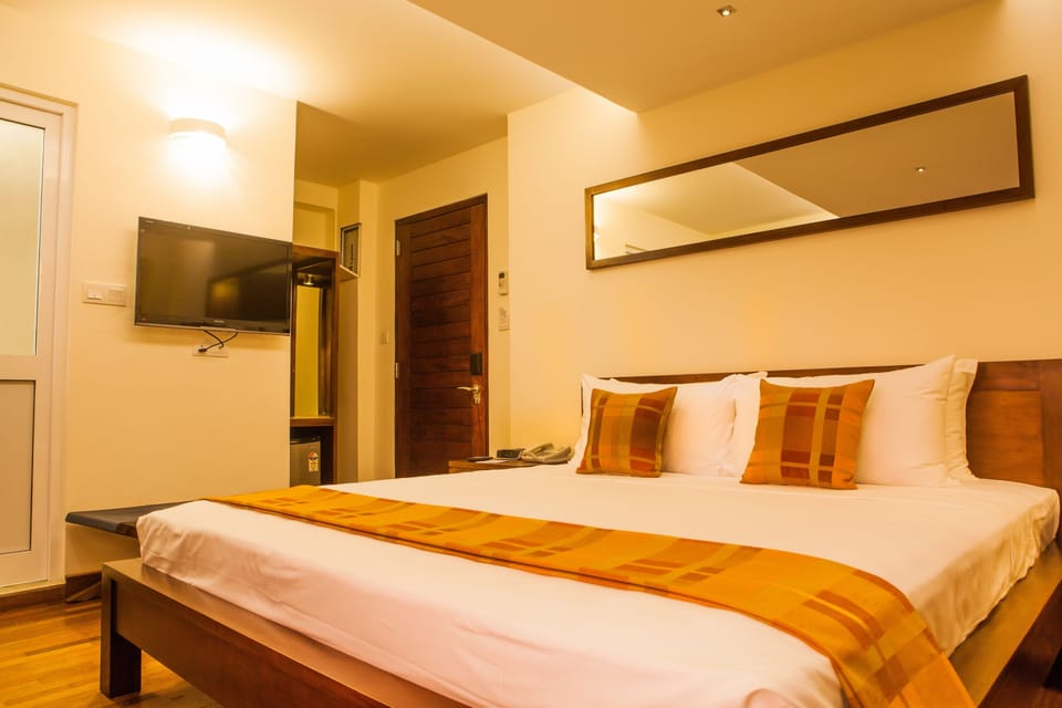 Deluxe Room, 1 Queen Bed | Premium bedding, in-room safe, desk, laptop workspace