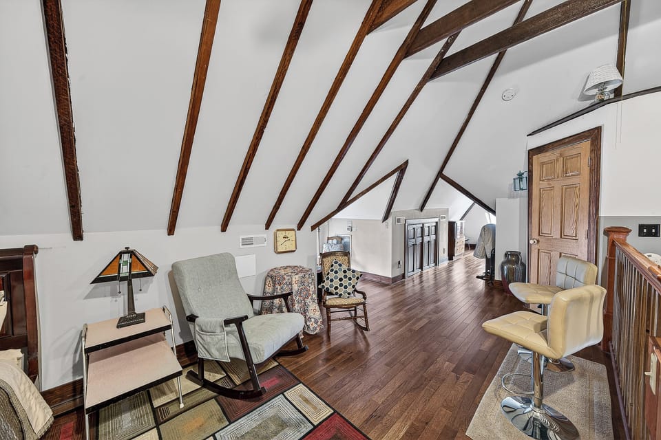 THE LOFT - 20 | Blackout drapes, iron/ironing board, free WiFi