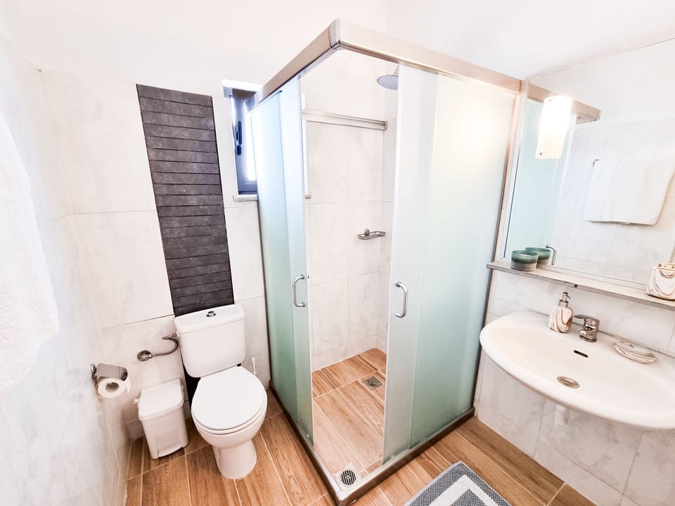 Deluxe Double or Twin Room, Sea View | Bathroom | Shower, towels