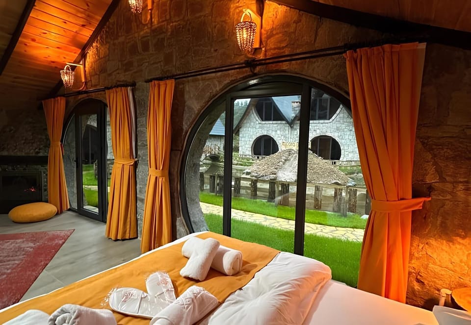 Luxury Bungalow | Desk, free WiFi, bed sheets