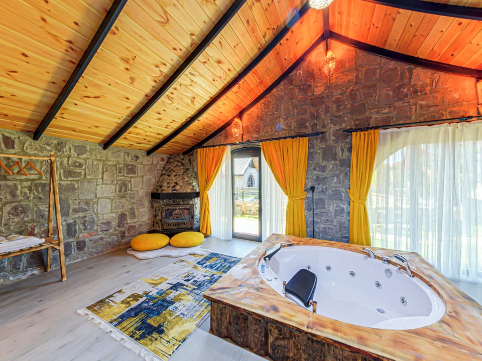 Deluxe Studio Suite, 1 Bedroom, Pool View | Jetted tub