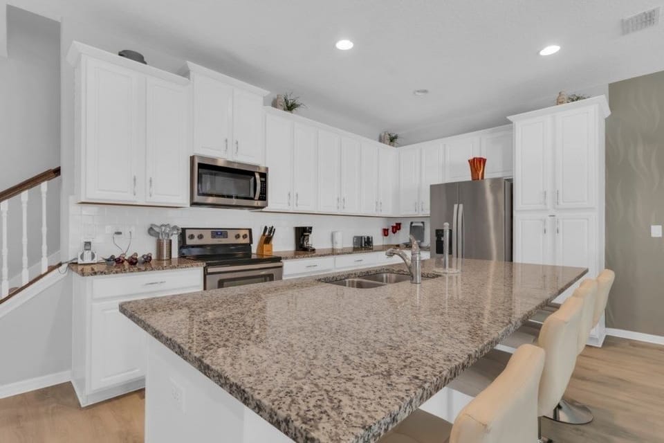 Townhome, 5 Bedrooms | Private kitchen