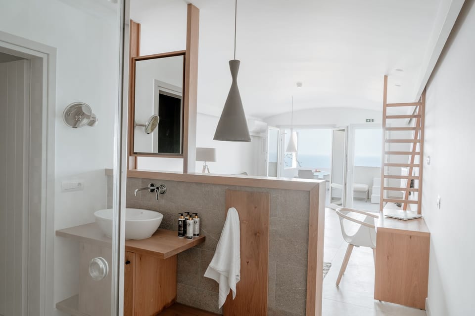Deluxe Suite with Sea View and Outdoor Hot Tub | Bathroom | Shower, hydromassage showerhead, hair dryer, slippers