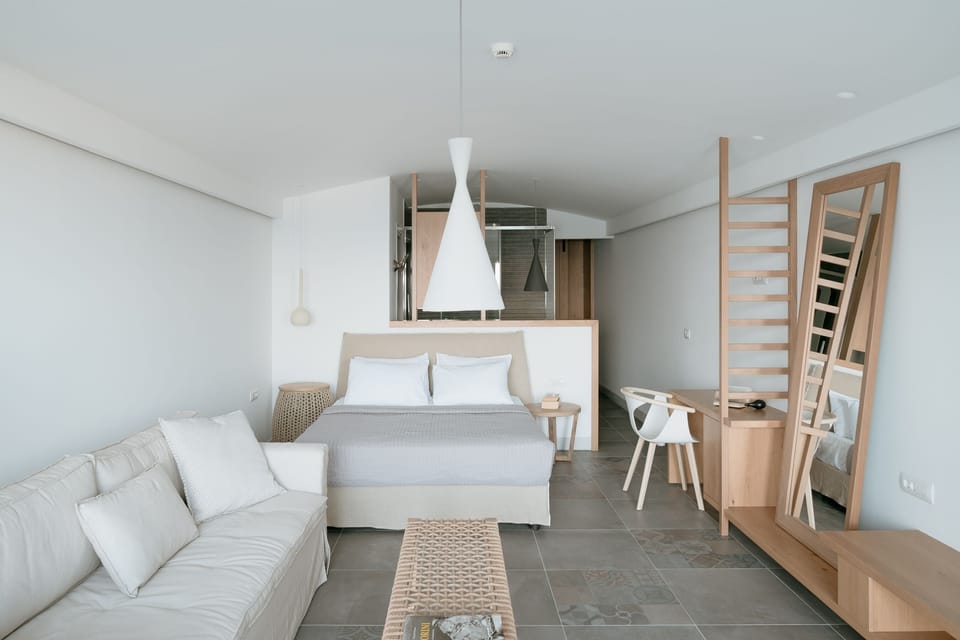 1 bedroom, desk, laptop workspace, soundproofing
