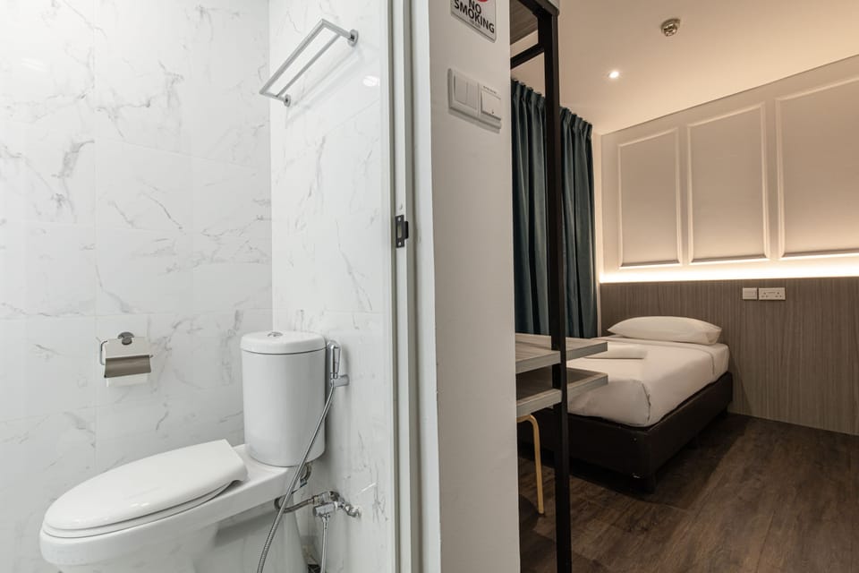 Superior Single Room | Desk, WiFi (free), bed sheets