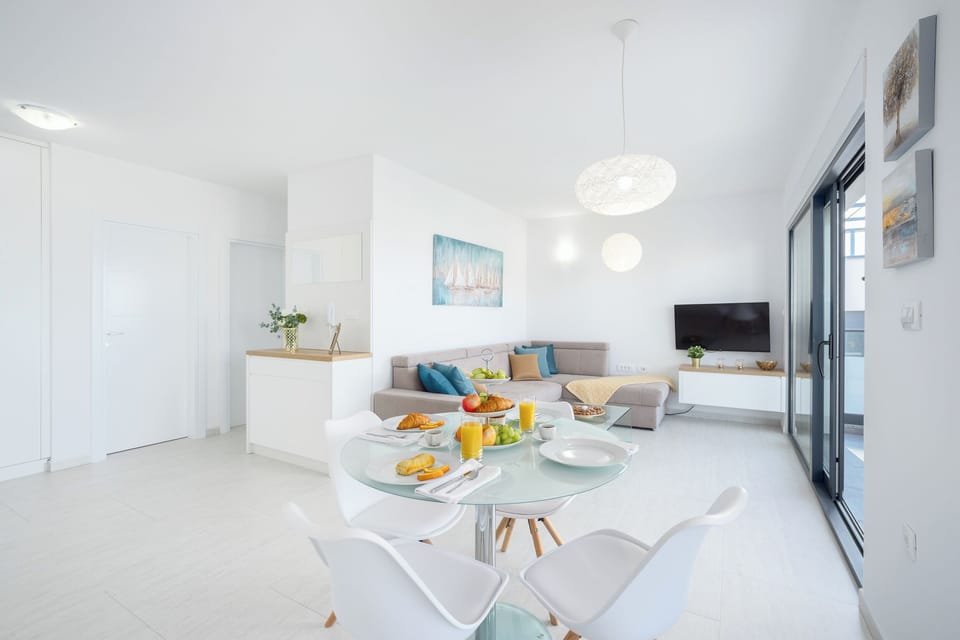 Apartment, 2 Bedrooms, Smoking, Balcony | Dining