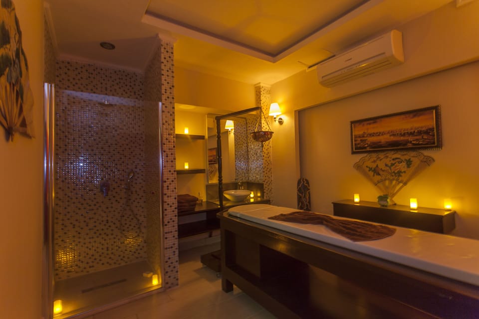 Couples treatment rooms, sauna, hot tub, steam room, Turkish bath