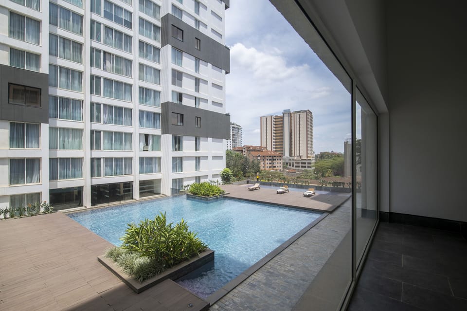 Indoor/outdoor pool