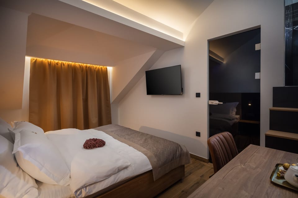 Luxury Room, Multiple Bedrooms, Sea View, Sea Facing | Hypo-allergenic bedding, desk, iron/ironing board, free WiFi