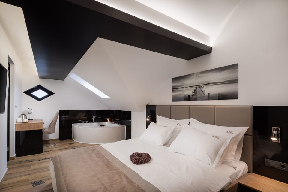 Luxury Room, Multiple Bedrooms, Partial Sea View, Sea Facing | Premium bedding, desk, iron/ironing board, free WiFi