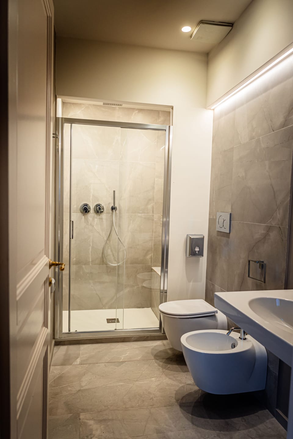 Shower, rainfall showerhead, free toiletries, hair dryer