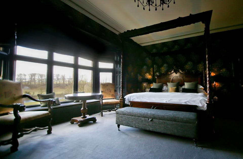 Hypo-allergenic bedding, desk, travel crib, free WiFi