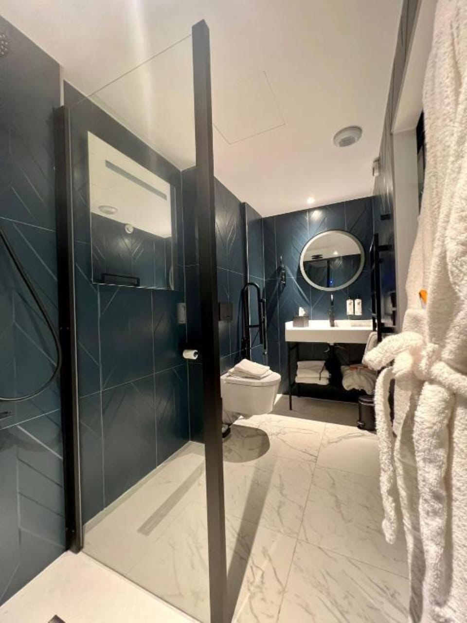 Chambre Victoria - Baignoire | Bathroom | Free toiletries, hair dryer, bathrobes, towels