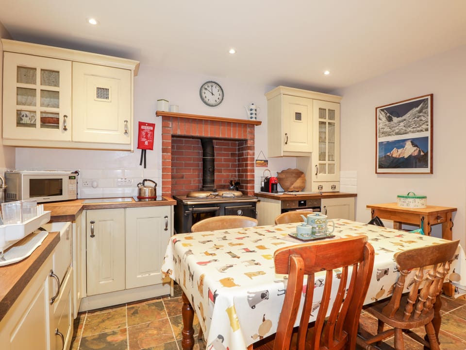 Cottage | Private kitchen | Fridge, electric kettle, toaster, cookware/dishes/utensils