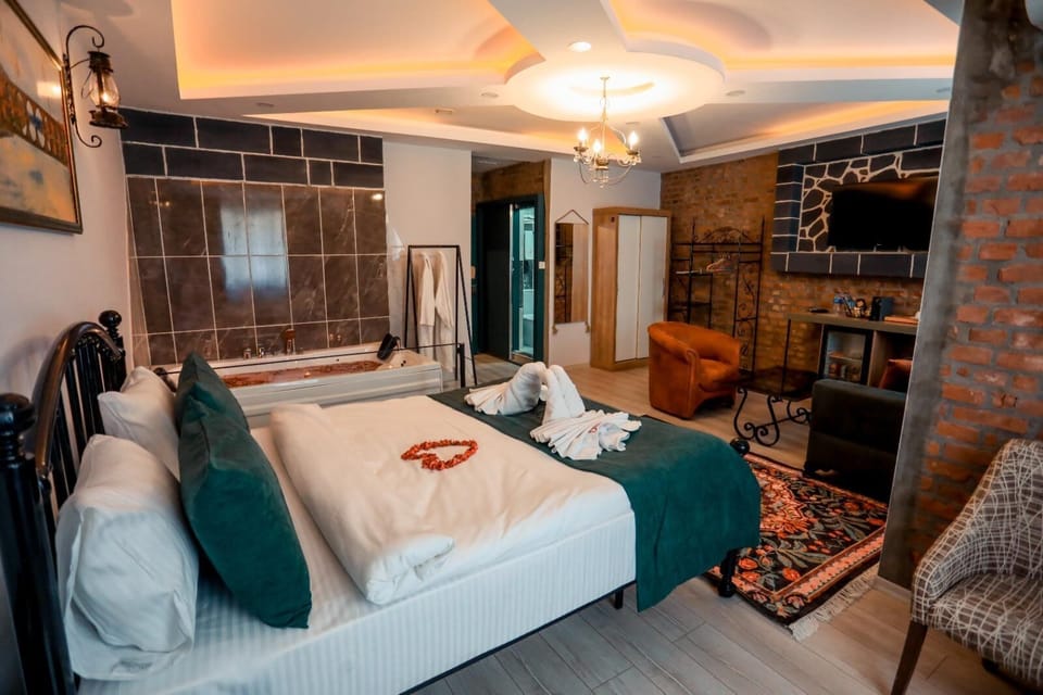 Deluxe Room | Egyptian cotton sheets, premium bedding, minibar, in-room safe