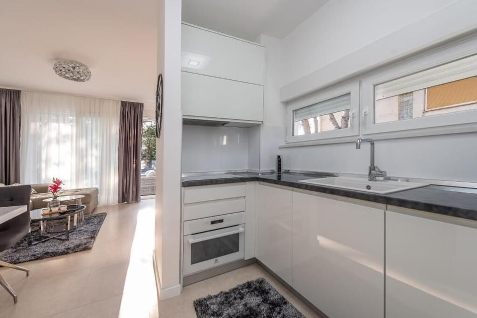 Deluxe Apartment, Private Pool, Sea View | Private kitchen | Full-size fridge, microwave, oven, stovetop