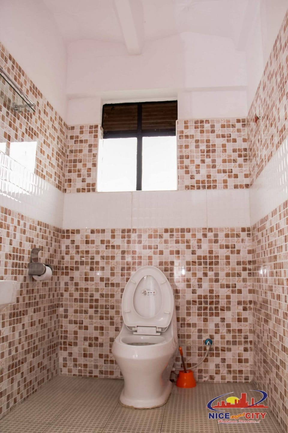 Combined shower/tub, towels
