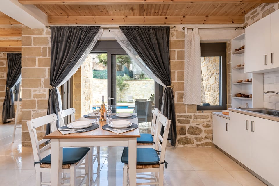 Full-size fridge, microwave, oven, stovetop