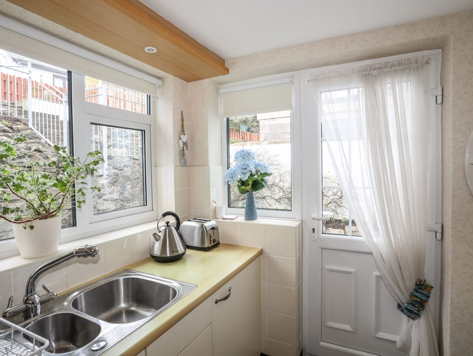 Cottage | Private kitchen | Fridge, microwave, electric kettle, toaster